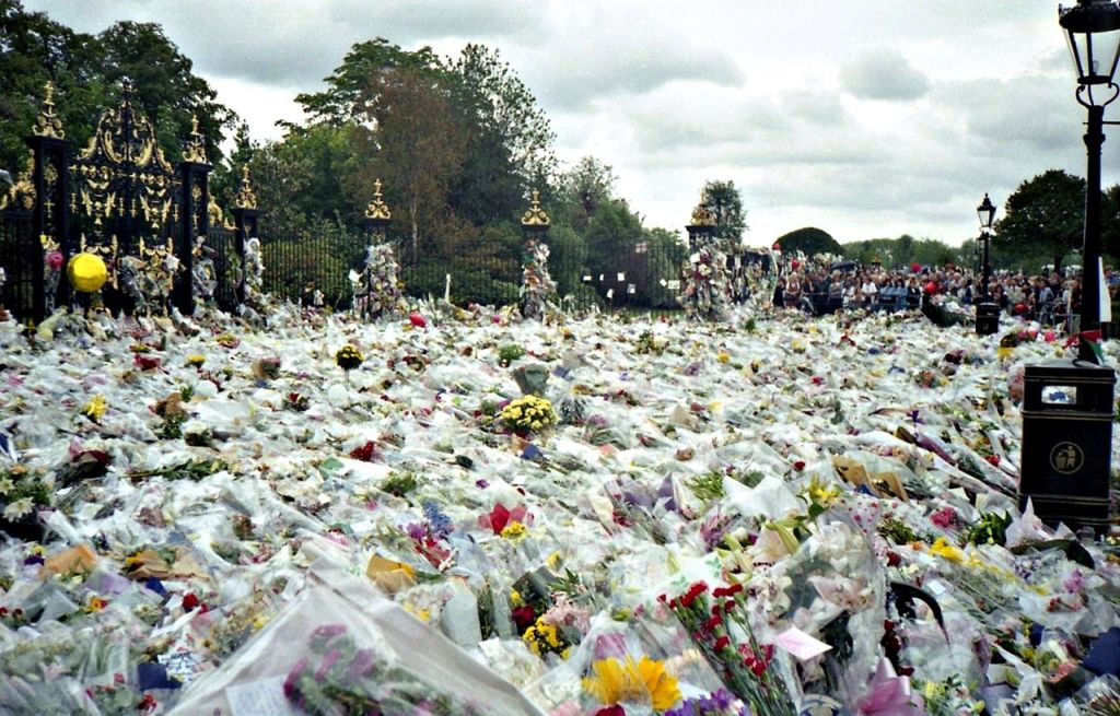 1280px-Flowers_for_Princess_Diana's_Funeral