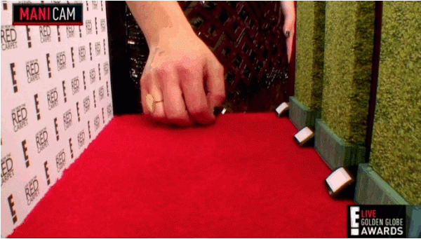 Watch Elizabeth Moss Flip Off E!&#39;s Mani-Cam