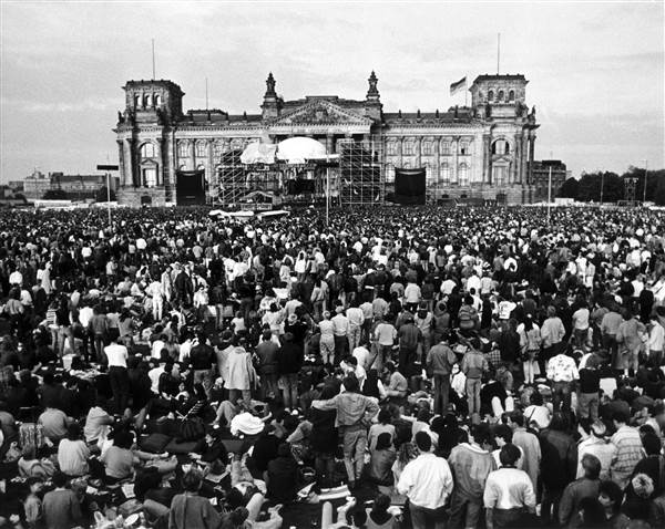 160111-bowie-berlin-1987-03_03abe5a8a534cb6617a295f0c6a9de17.nbcnews-ux-600-480