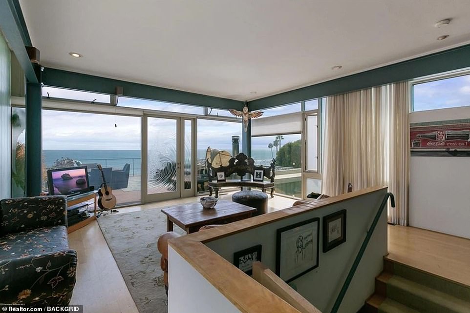 Natural light: Floor-to-ceiling windows allow natural light to flood in, while maintaining privacy from nosey neighbors