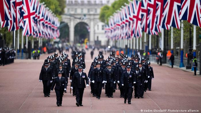 The funeral of Queen Elizabeth II: An unprecedented police operation in  London | Europe | News and current affairs from around the continent | DW |  19.09.2022