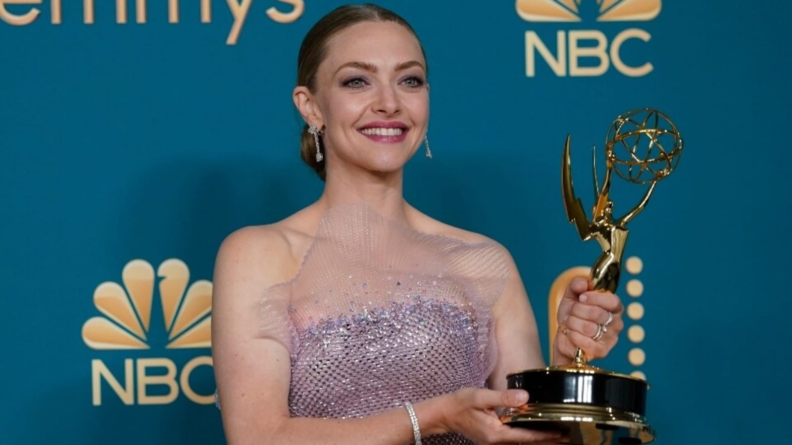 Amanda Seyfried shines bright as her first Primetime Emmy Awards in strapless Armani Privé gown, says 'I'm a mermaid' | Fashion Trends - Hindustan Times